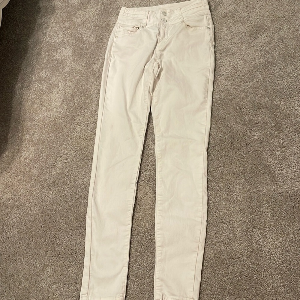 White skinny jeans. Small mark on front shown in picture 3/4